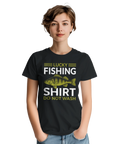 Kvinna bär en t-shirt med fiskmotiv och rolig text för sportfiskare