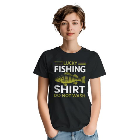 Kvinna bär en t-shirt med fiskmotiv och rolig text för sportfiskare