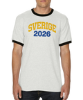 Man bär en vit ringer t-shirt med Sverige 2026 supportertryck
