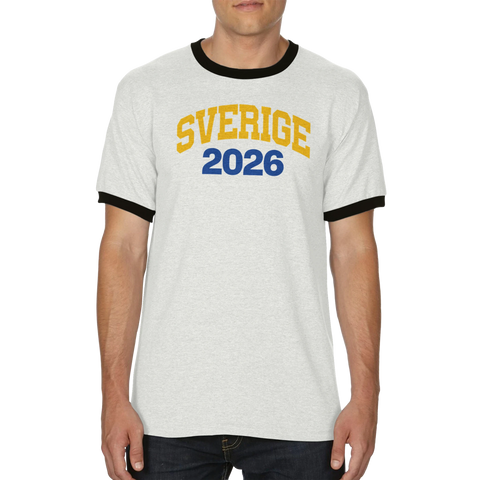 Man bär en vit ringer t-shirt med Sverige 2026 supportertryck