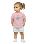 Tecknad elefant med rosa kinder och texten "KRAM?" på rosa baby-t-shirt.