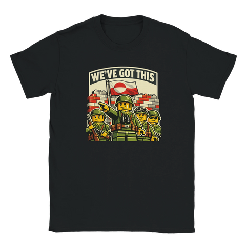 Satirisk illustration av leksakssoldater vid en mur på svart t-shirt