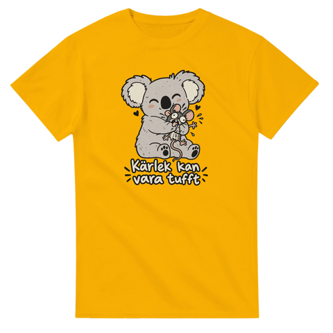 Orange t-shirt med en koala som kramar en mus och texten Kärlek kan vara tufft.