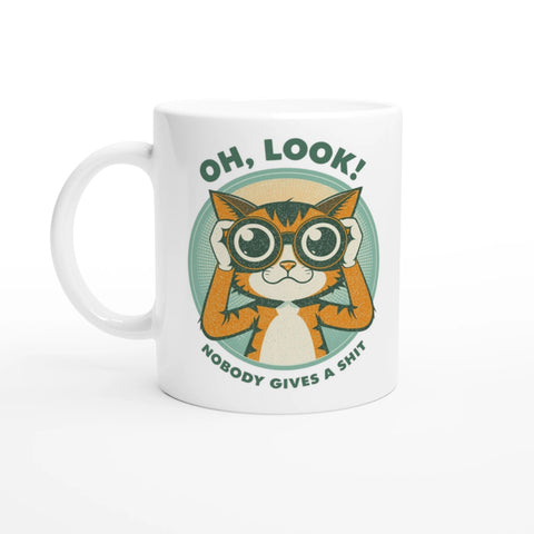 Retro illustration av katt med kikare och sarkastisk text på vit mugg