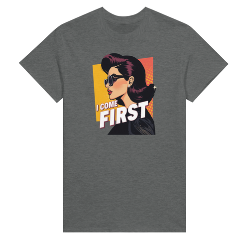 Självsäker kvinna i pop art-stil med starka kontraster – motiv-t-shirt