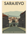 Närbild på Sarajevo travel poster som visar perspektiv från en gata mot en bro och stadens siluett.