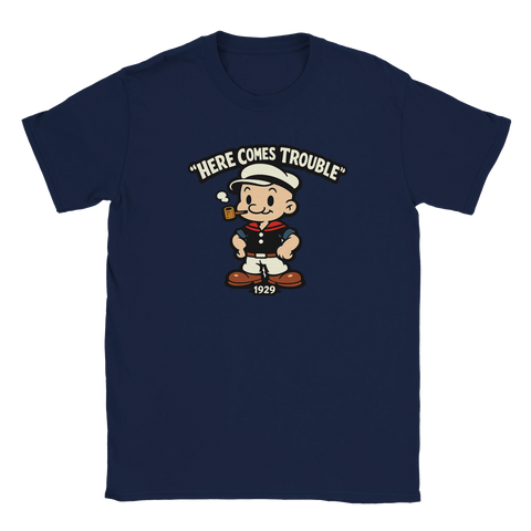 Klassisk vintagedesign med texten Here Comes Trouble på marinblå t-shirt
