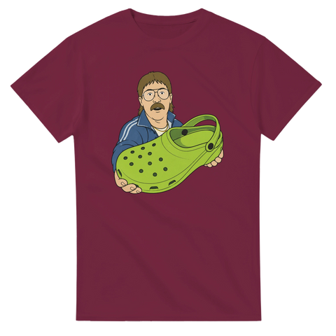 Humoristiskt tryck föreställande svensk foppatoffel-kultur – vinröd t-shirt