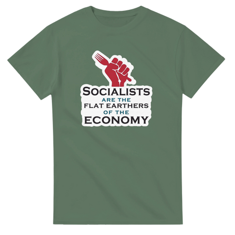 Grafiskt citat-tryck om socialism och ekonomi på en olivgrön t-shirt