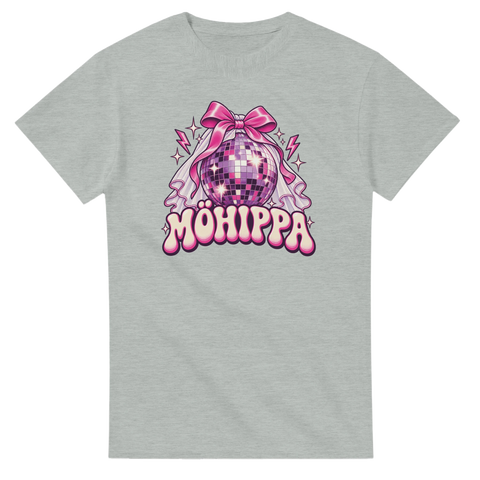 Ljusgrå t-shirt med texten ”Möhippa”, discokula, rosa rosett och brudslöja.