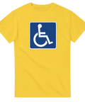 Minimalistisk rullstolssymbol på gul t-shirt – grafisk design med humor