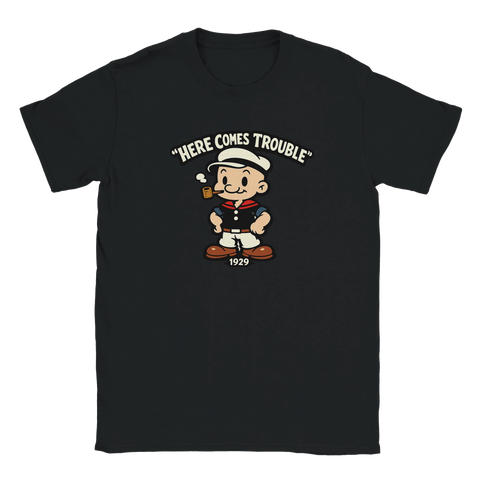 Retro tecknad sjöman med pipa, text "HERE COMES TROUBLE" och "1929" på svart t-shirt.