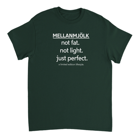 Mellanmjölk "not fat, not light, just perfect" text på mörkgrön t-shirt.