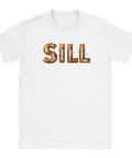 SILL" text med inlagd sill och rödlök på vit t-shirt.