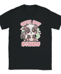 Rolig t-shirt med en söt skunk och texten Cute but Stinky på svart bakgrund