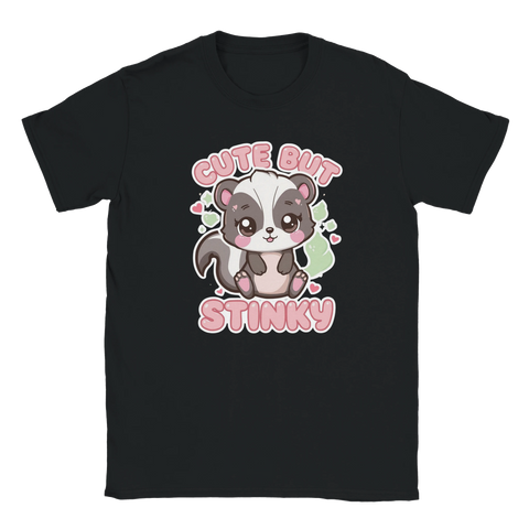 Rolig t-shirt med en söt skunk och texten Cute but Stinky på svart bakgrund