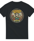 Seriemördardocka med yxa och kniv, text "Nightmare Buddy", retro-stil, svart t-shirt.