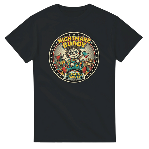 Seriemördardocka med yxa och kniv, text "Nightmare Buddy", retro-stil, svart t-shirt.