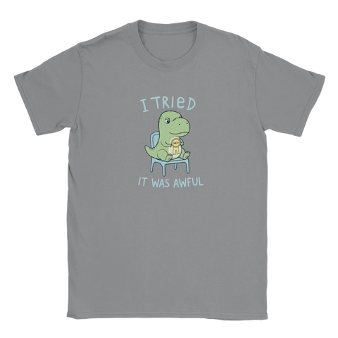 T-shirt med tecknad grön dinosaurie som sitter på stol med "Meh"-medalj och texten "I tried, it was awful".