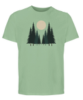 Minimalistisk illustration av granskog under en fullmåne på ljusgrön t-shirt