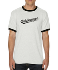 Man bär vit ringer t-shirt med svart Quizkungen-tryck