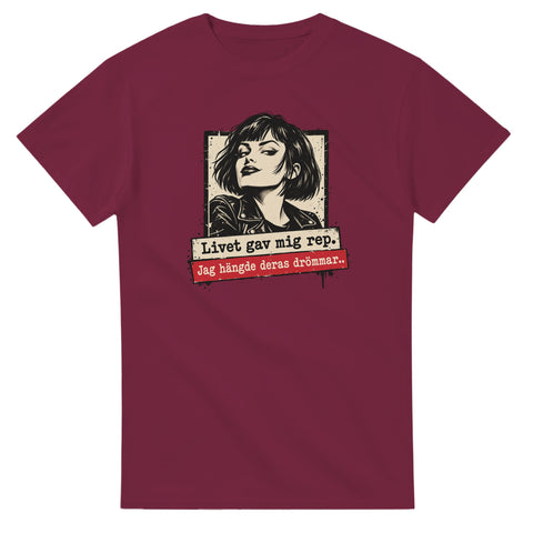 Vinröd t-shirt med kvinnoporträtt och texten ”Livet gav mig rep. Jag hängde deras drömmar.”