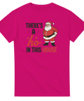 Satiriskt julmotiv med vresig tomte – grafisk t-shirt med attityd