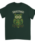 Detaljrik uggla skapad av skogsdetaljer och grenar på en mörkgrön t-shirt