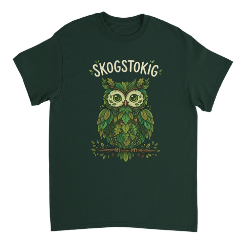 Detaljrik uggla skapad av skogsdetaljer och grenar på en mörkgrön t-shirt