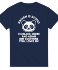 Minimalistisk illustration av panda med tänkvärd text på marinblå t-shirt