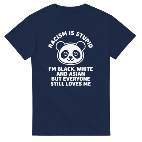 Minimalistisk illustration av panda med tänkvärd text på marinblå t-shirt