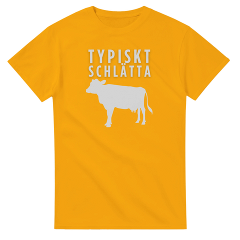 Vitt "Typiskt Schlätta" text och ko-silhuett på gul t-shirt.