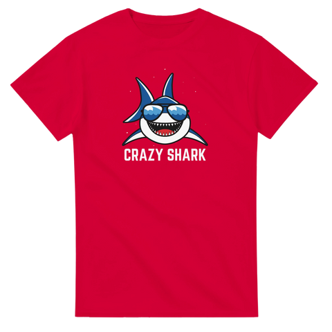 Tecknad blå haj med solglasögon och text "CRAZY SHARK" på röd t-shirt.