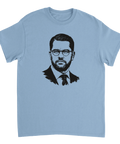Politiskt statement-tryck med detaljerat ansikte på en ljusblå t-shirt