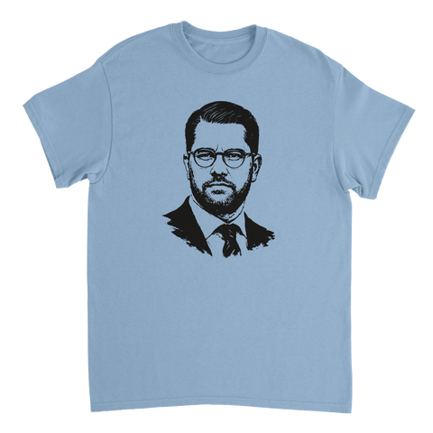 Politiskt statement-tryck med detaljerat ansikte på en ljusblå t-shirt