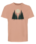 Minimalistiskt skogstryck med mörkgröna granar och beige måne på persikafärgad ekologisk t-shirt.