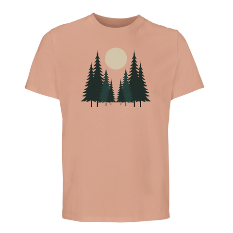 Minimalistiskt skogstryck med mörkgröna granar och beige måne på persikafärgad ekologisk t-shirt.