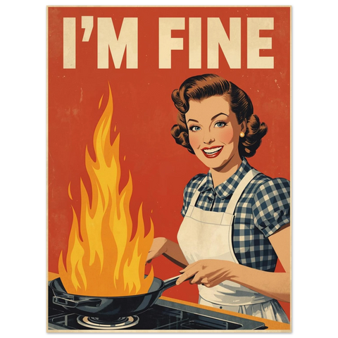Närbild på texten I'M FINE i vit kraftig typografi ovanför en vintageillustration av en kökskatastrof.