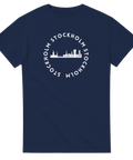Marinblå t-shirt med grafiskt vitt tryck av Stockholms siluett