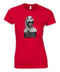 Marilyn Monroe-inspirerad kvinna med cigarett och texten "Ingen jävel kallar mig lilla gumman" på röd t-shirt.