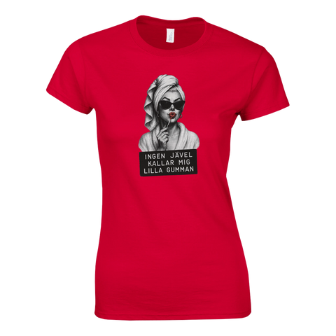 Marilyn Monroe-inspirerad kvinna med cigarett och texten "Ingen jävel kallar mig lilla gumman" på röd t-shirt.