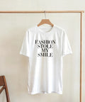 Statement-t-shirt med Fashion Stole My Smile hängande på en trägalge
