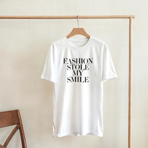 Statement-t-shirt med Fashion Stole My Smile hängande på en trägalge