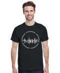 Modell framifrån i svart t-shirt med Stockholms stadssiluett och cirkelformad Stockholm-text.