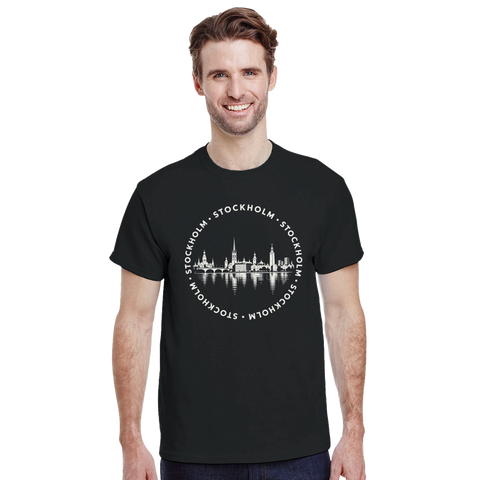 Modell framifrån i svart t-shirt med Stockholms stadssiluett och cirkelformad Stockholm-text.