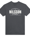 Mörkgrå t-shirt med texten Nilsson – A Family of Originals
