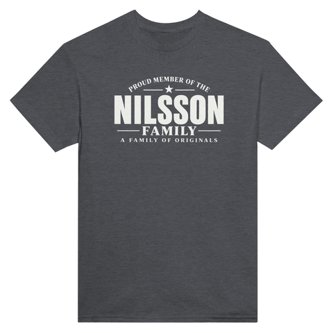 Mörkgrå t-shirt med texten Nilsson – A Family of Originals