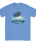 Kvinna med blåsande hår vid havet, text "Vi lever bara en sommar" på ljusblå t-shirt.