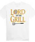 Lord of the Grill" text i orange med grillgaller i O, svart grillspade på vit t-shirt.