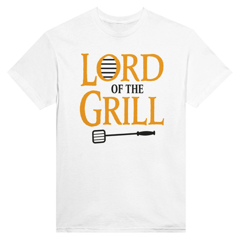 Lord of the Grill" text i orange med grillgaller i O, svart grillspade på vit t-shirt.